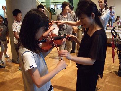20100710-minna violin.JPG 20100710-minna violin.JPG